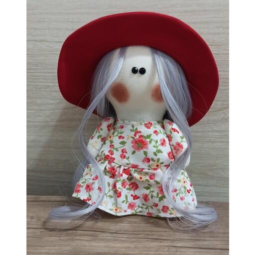عروسک روسی 16سانتی،مدل لباس عروسکی گلدار با کلاه لبه دار قرمز،رنگ موی طوسی حالت دار،قابلیت تغییر مدل مو 
