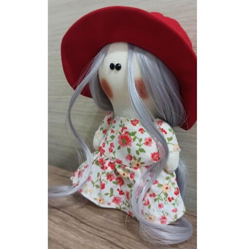 عروسک روسی 16سانتی،مدل لباس عروسکی گلدار با کلاه لبه دار قرمز،رنگ موی طوسی حالت دار،قابلیت تغییر مدل مو 