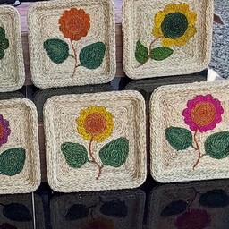 سینی های  حصیری مربع با طرح های گل و رنگی برای پذیرایی از مهمان
