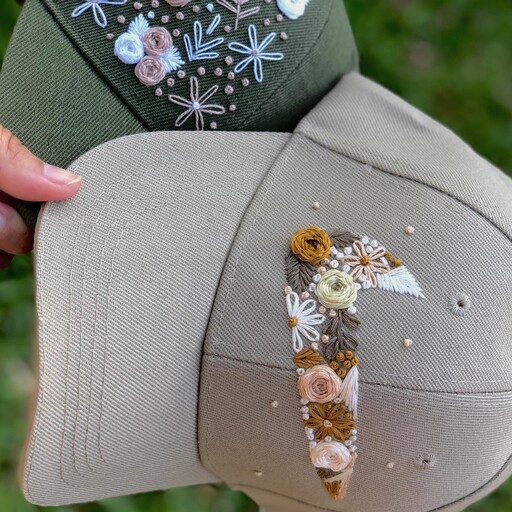 کلاه گلدوزی شده در دو طرح نایک و گل زنانه در رنگ ها و طرح های متنوع 