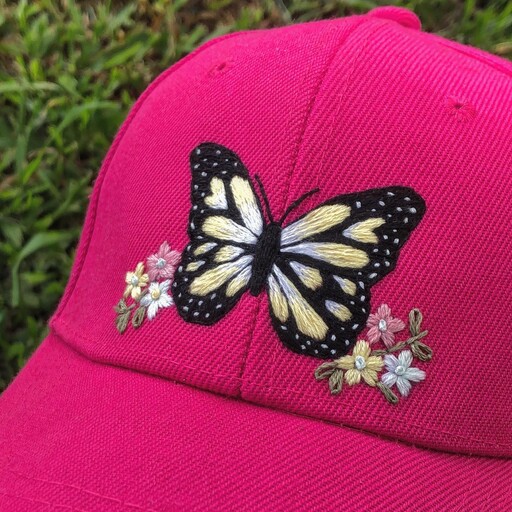 کلاه گلدوزی شده طرح پروانه و اسم دخترانه در رنگ ها و طرح های متنوع 