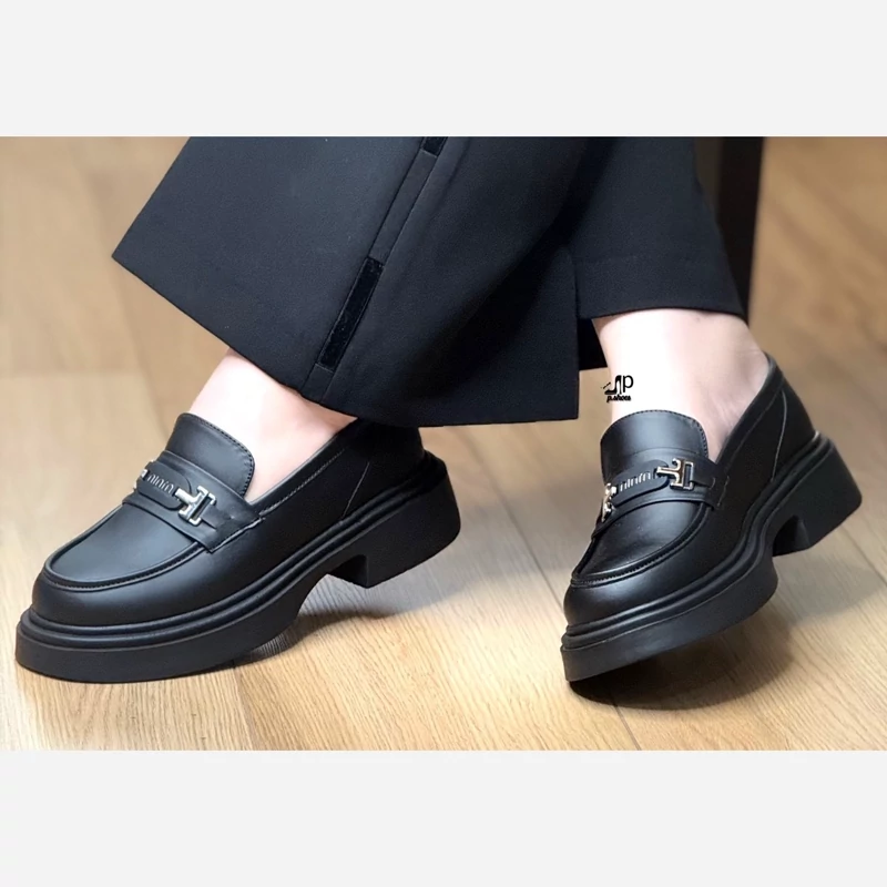 کفش لوفر سایز37تا40 رویه پشت چرم زیره پیو لژ5سانت متریال ترک 1سال ضمانت حتما موجودی بگیرید