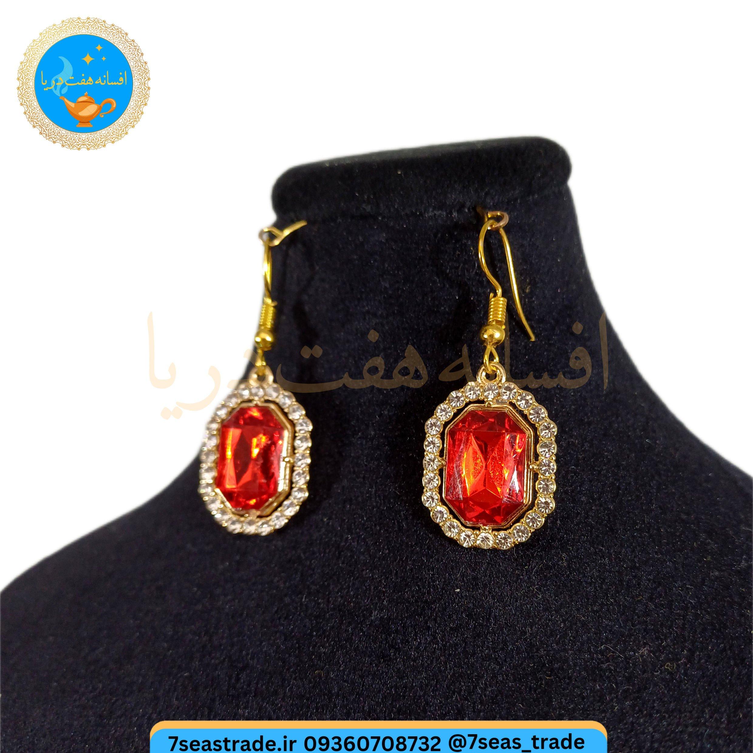 گوشواره زنانه طلایی کریستال مستطیل دور نگین شاین مدل یاقوت سرخ