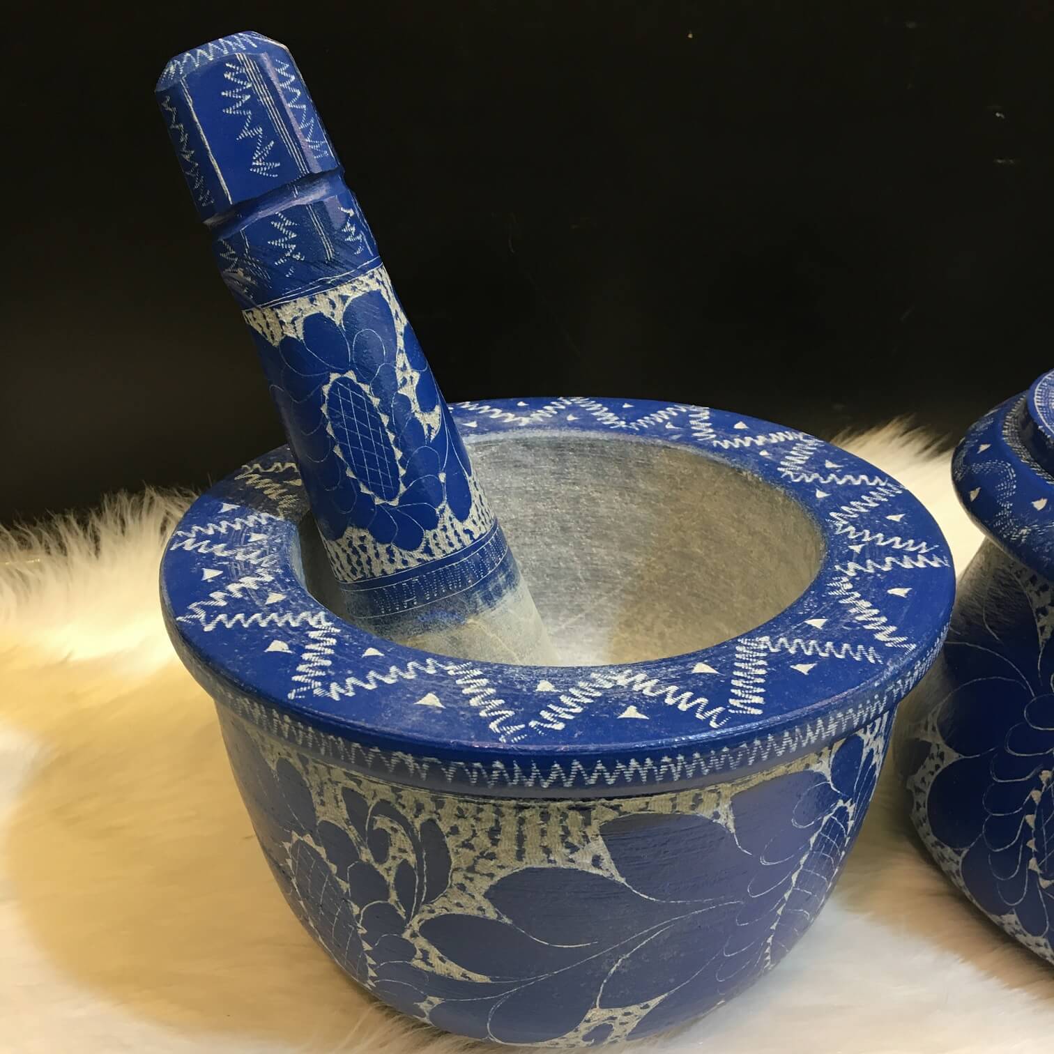 هاون سنگی قلمزنی شده طرح گلبرگ