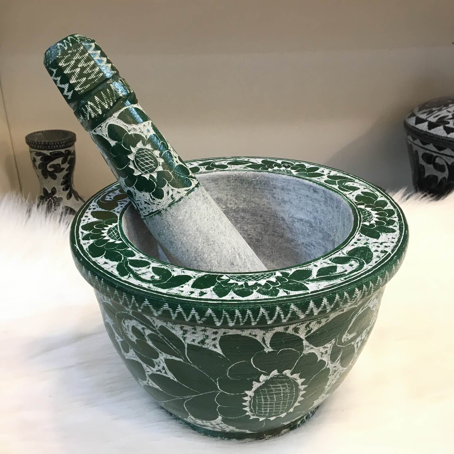 هاون سنگی قلمزنی شده طرح گلبرگ