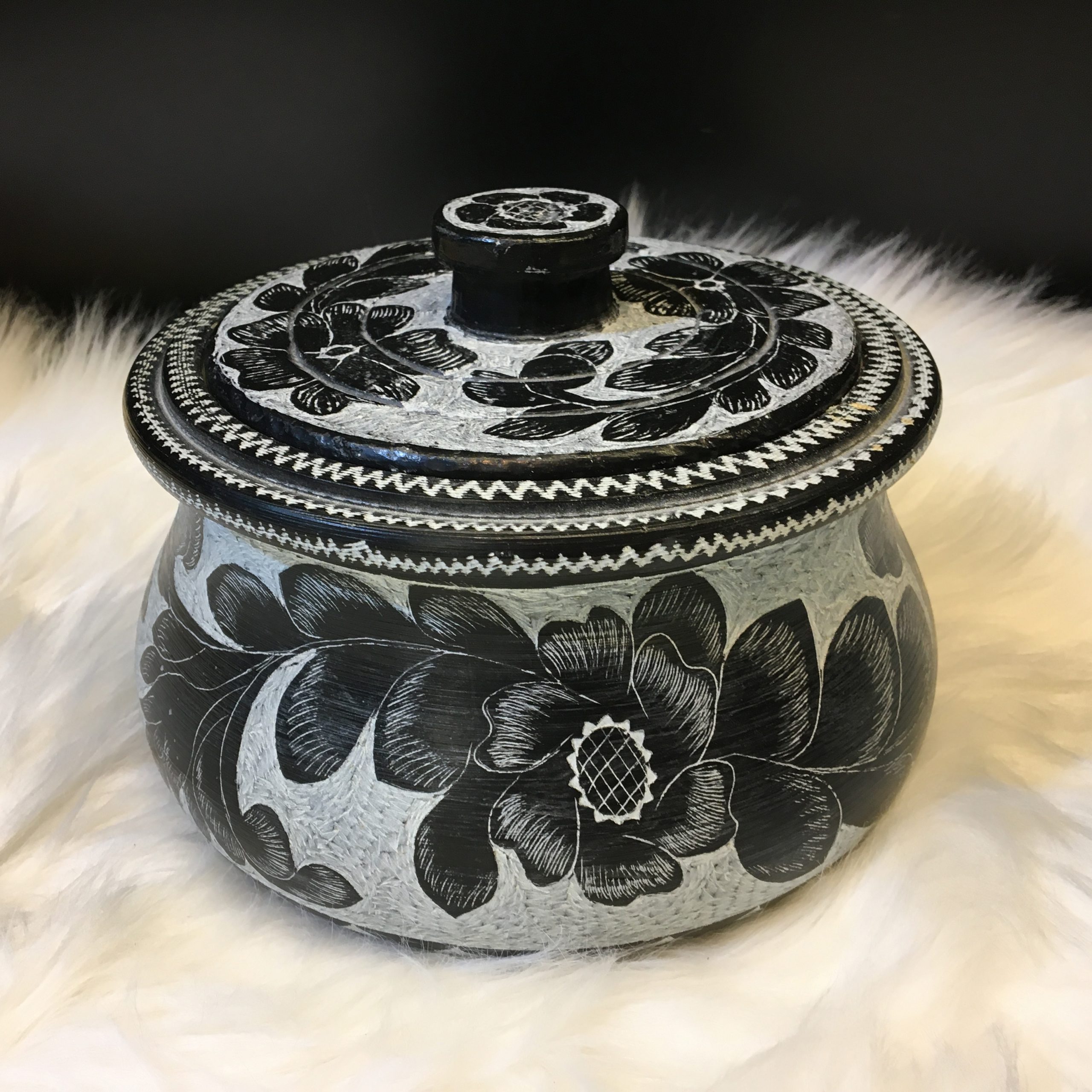 دیگ سنگی قلمزنی شده طرح لاله