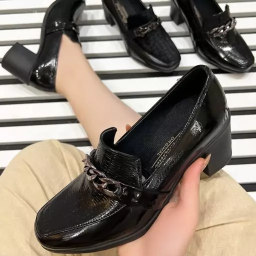 مجلسی دخترانه و زنانه طرح زی زی
کد 279 
قالب استاندارد 
پاخور عالی و شیک 
پاشنه 6 سانت
Size 37 ta 40