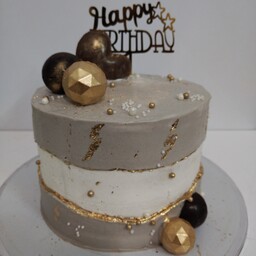 کیک تولد شیک وجذاب برای عزیزانتون با کیک وانیلی با  خامه نسکافه ای و فیلینگ موز وگردو وسس شکلاتی 