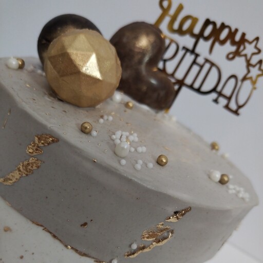 کیک تولد شیک وجذاب برای عزیزانتون با کیک وانیلی با  خامه نسکافه ای و فیلینگ موز وگردو وسس شکلاتی 