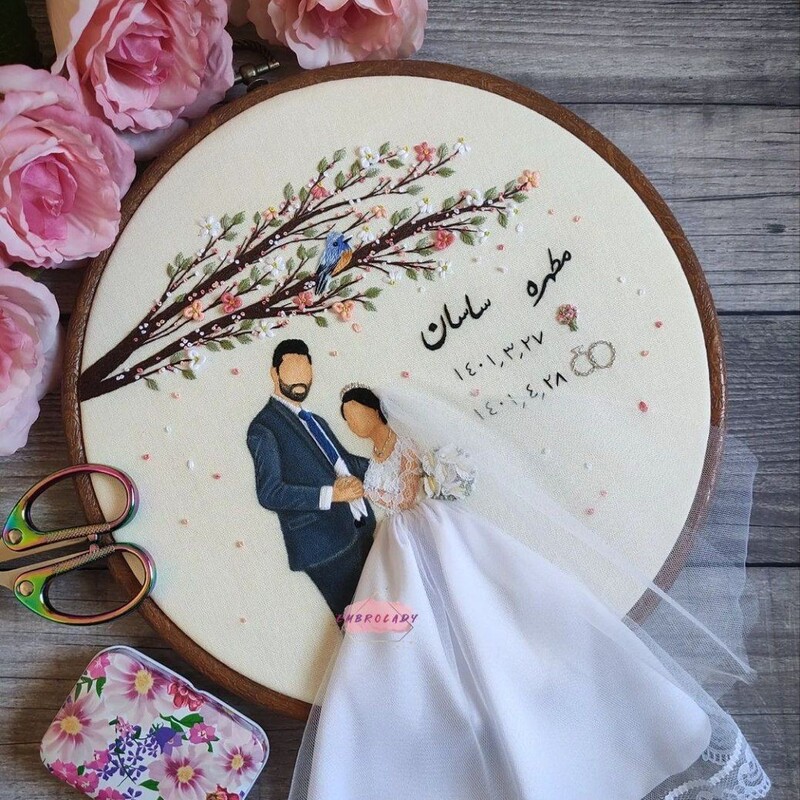دیوارکوب یادبود ازدواج، نامزدی، عروسی با ترکیب گلدوزی و نقاشی