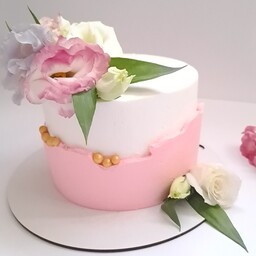 کیک خامه ای با دکور گل طبیعی