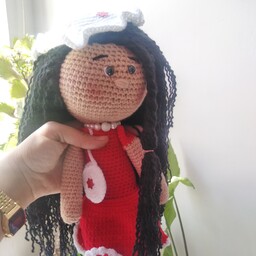 عروسک دستبافت دختر با موهای بلند همراه با کلاه و کیف مناسب شب یلدا و ولنتاین و تولد