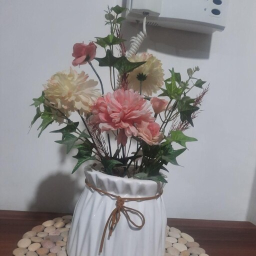 گل مصنوعی همراه با گلدان تزینی وخیلی زیبا