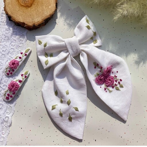 گلسر پاپیونی گلدوزی شده با دست سفید رنگ