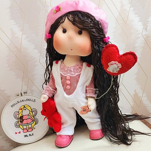 عروسک خنگول دختر با موهای ویو و قد 35 سانتی به همراه عروسک و قلب نمدی دستش