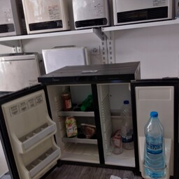 یخچال کوچک مینی رومیزی قابل جابجایی کمپر کامیون اتاق خواب مطبها و غیره استوک تمیز ، فقط یخچال خالیه و فریز ندارد