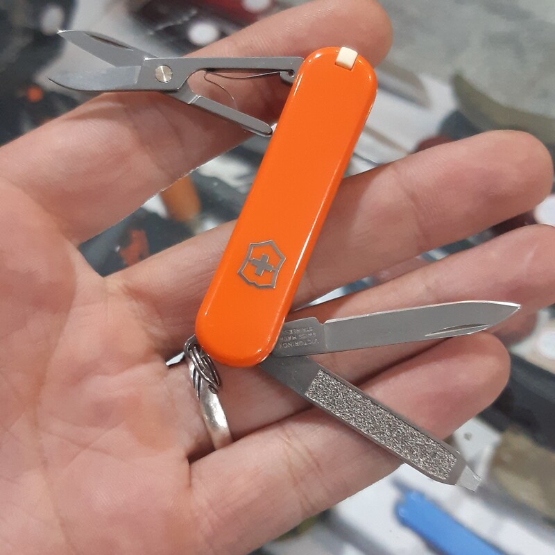 ابزار همه کاره ویکتور  سوئیس کار اورجینال اصلی  دارای چاقو سوهان قیچی خلال دندون موچین  کاربردی آبی  موجود است 