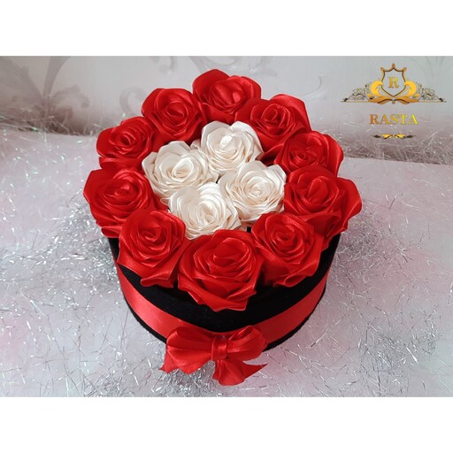 باکس گل رز روبانی قرمز و سفید 