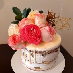 کیک خامه ای عریان با تزیین شکلات سفید و گل(هزینه ارسال بصورت پسکرایه بعهده مشتری هنگام تحویل )
