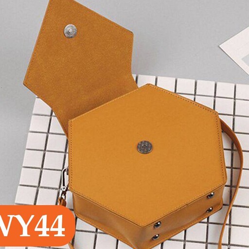  کیف دوشی زنانه دست دوز با چرم طبیعی  سایز 21در18  قابل سفارش در رنگ عسلی وقهوه ای طرح دار 