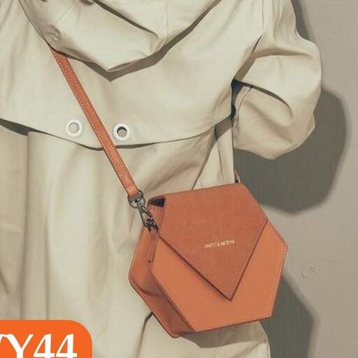  کیف دوشی زنانه دست دوز با چرم طبیعی  سایز 21در18  قابل سفارش در رنگ عسلی وقهوه ای طرح دار 