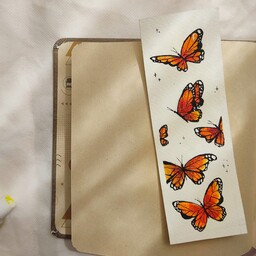 نشان کتاب مقوایی بوکمارک لمینت شده و ضد آب  طرح پروانه های نارنجی و مشکی ابعاد 14در5 سانت