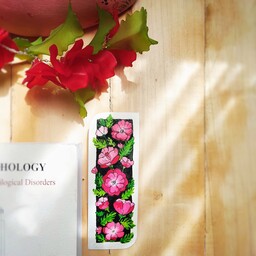 بوکمارک و نشانک کتاب مقوایی لمینت شده ضد آب طرح گل های سرخ اندازه 14 سانت مناسب انواع کتاب و هدیه