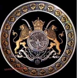 بشقاب قلمزنی طرح گارد سلطنتی باقطر25سانتی متر و حاشیه مزین به گل های هخامنشی.این بشقاب برنجی باروکش قلع است.