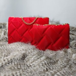 کیف ورنی لطیف و براق  قابل استفاده بصورت دستی و دوشی با بند زنجیری کمربندی سایز کوچک رنگ قرمز (ارسال رایگان)