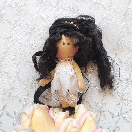 عروسک عروس روسی 10سانتی با تاج و تور  و موی پرپشت  قابل شینیون
