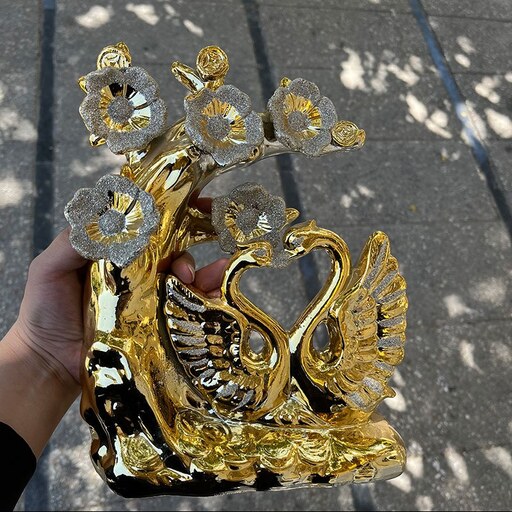 مجسمه دکوری سرامیکی طلایی مدل قو با گل برجسته