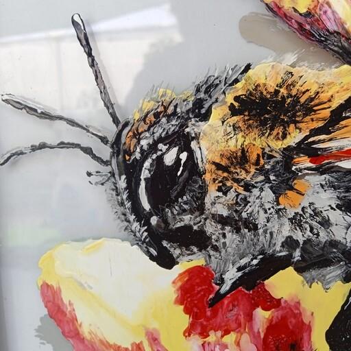 تابلو نقاشی روی شیشه با ویترای طرح گل و زنبور ابعاد 20 در 25 قاب سفید دو سانتی تخت 