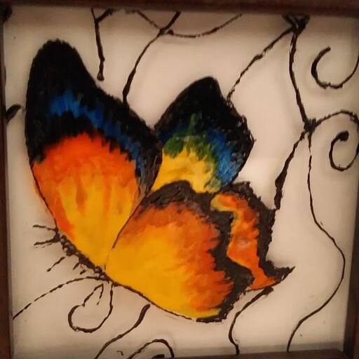 نقاشی روی شیشه با ویترای طرح پروانه کوچک ابعاد 10 در 10 قاب قهوه ای دو سانتی تخت 