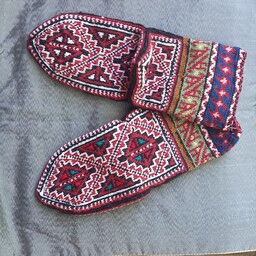 جوراب پشمی دست باف در طرح های  متفاوت و رنگ های گوناگون 