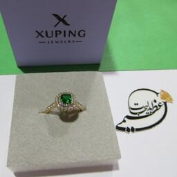انگشتر  ظریف زنانه از جنس مس روکش طلا  از برند ژوپینگ Xuping رنگ ثابت کاملا مشابه طلا  با نگین سبز کوچک مربعی سایز 7