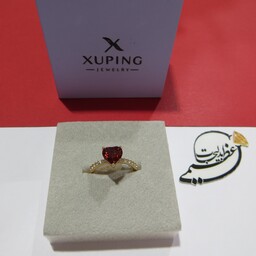 انگشتر  ظریف زنانه از جنس مس روکش طلا  از برند ژوپینگ Xuping رنگ ثابت کاملا مشابه طلا  با نگین  قلبی قرمز  سایز 8