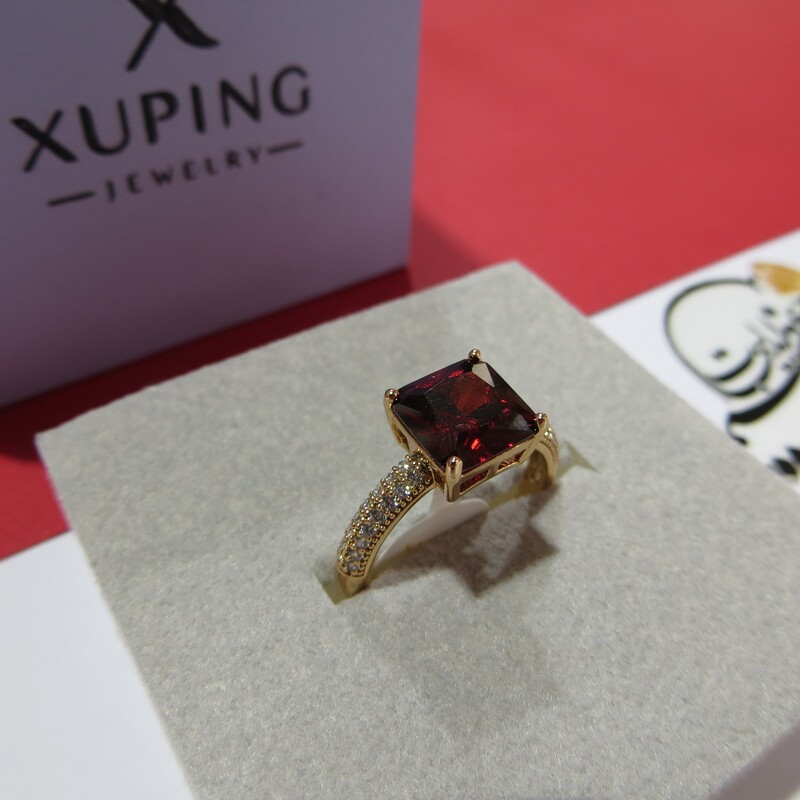 انگشتر  ظریف زنانه از جنس مس روکش طلا  از برند ژوپینگ Xuping رنگ ثابت کاملا مشابه طلا  با نگین  مربعی قرمز  سایز 9