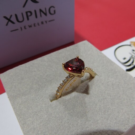 انگشتر  ظریف زنانه از جنس مس روکش طلا  از برند ژوپینگ Xuping رنگ ثابت کاملا مشابه طلا  با نگین  قلبی قرمز  سایز 8