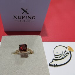 انگشتر  ظریف زنانه از جنس مس روکش طلا  از برند ژوپینگ Xuping رنگ ثابت کاملا مشابه طلا  با نگین  مربعی قرمز  سایز 7