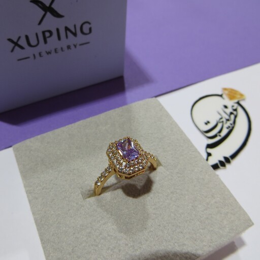 انگشتر  ظریف زنانه از جنس مس روکش طلا  از برند ژوپینگ Xuping رنگ ثابت کاملا مشابه طلا  با نگین یاسی کوچک  مستطیلی سایز 9