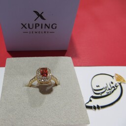 انگشتر  ظریف زنانه از جنس مس روکش طلا  از برند ژوپینگ Xuping رنگ ثابت کاملا مشابه طلا  با نگین قرمز کوچک  مستطیلی سایز 8