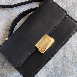 کیف دوشی دخترانه ، تهیه شده از چرم طبیعی  و یراق رنگ  ثابت ، رنگ مشکی و کرم  ، دارای یک جیب زیپدار داخلی و بند چرم 