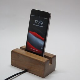 پایه(نگهدارنده)چوبی موبایل با قابلیت شارژ همزمان برند ماه وود .