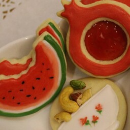 پک 10 تایی کوکی وانیلی با روکش رویال آیسینگ شامل 3 طرح مختلف انار هندوانه و کاسه آجیل