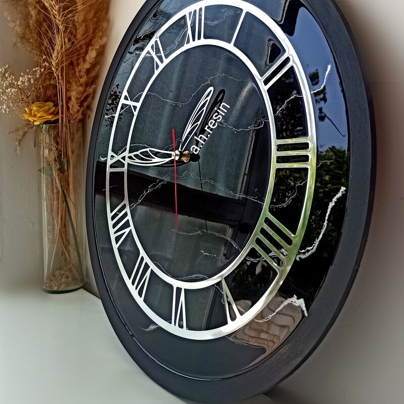 ساعت  دیواری رزینی  ماربل مشکی با رگه های نقره  ای و عقربه های پروانه ای 