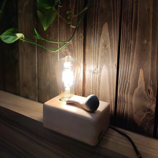 چراغ رومیزی چوبی دستساز با لامپ فیلامنتی طرح پرنده