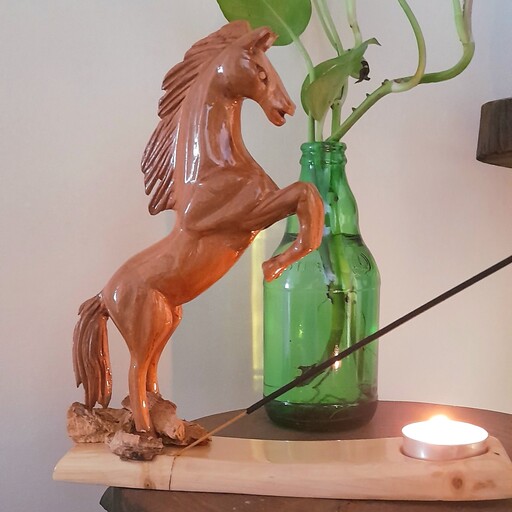 مجسمه اسب چوبی دست ساز