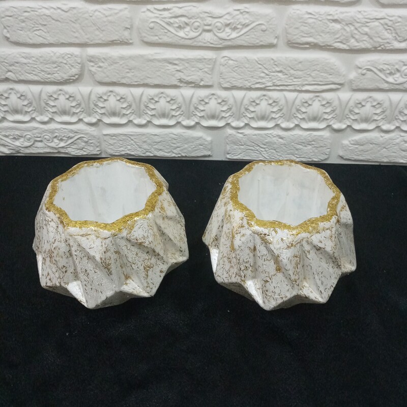گلدان نئون سنگ مصنوعی دستساز رنگ سفید و طلایی اکلیل دار