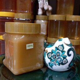 عسل چندگیاه یا چهل گیاه.500 گرمی.طبیعی.رس بستن عسل نشانه طبیعی بودن عسل میباشد 