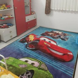 فرش  عروسکی 500 شانه طرح ماشین مک کویین 4 متری - فرش کودک مخصوص اتاق کودک پسرانه - فرش پسرانه اتاق نوجوان